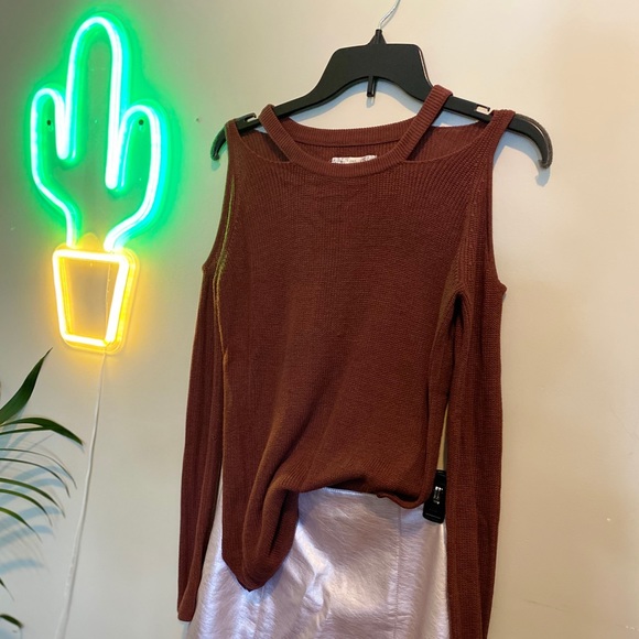 Sweater 🖤 - Picture 2 of 3